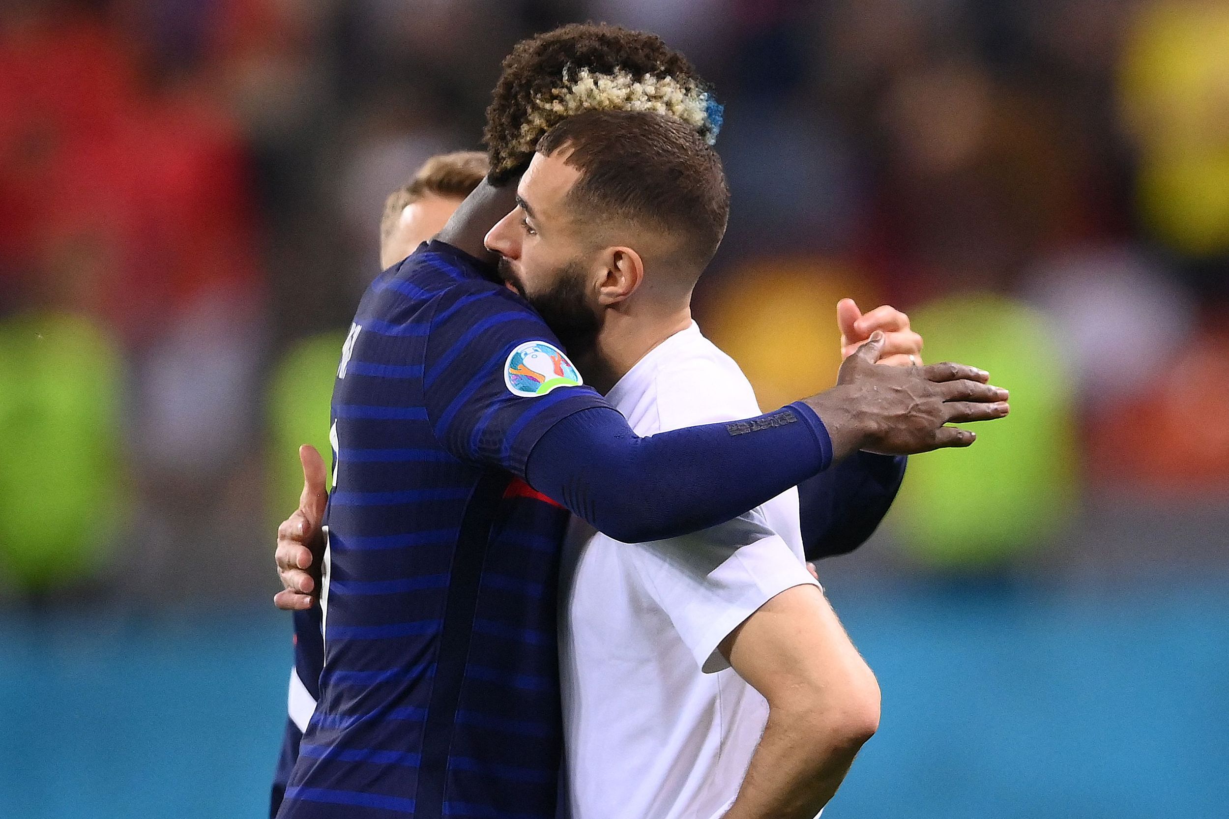 包含本菲卡今日表现抢眼，本泽马整场无解，教练赛后亲自拥抱的词条